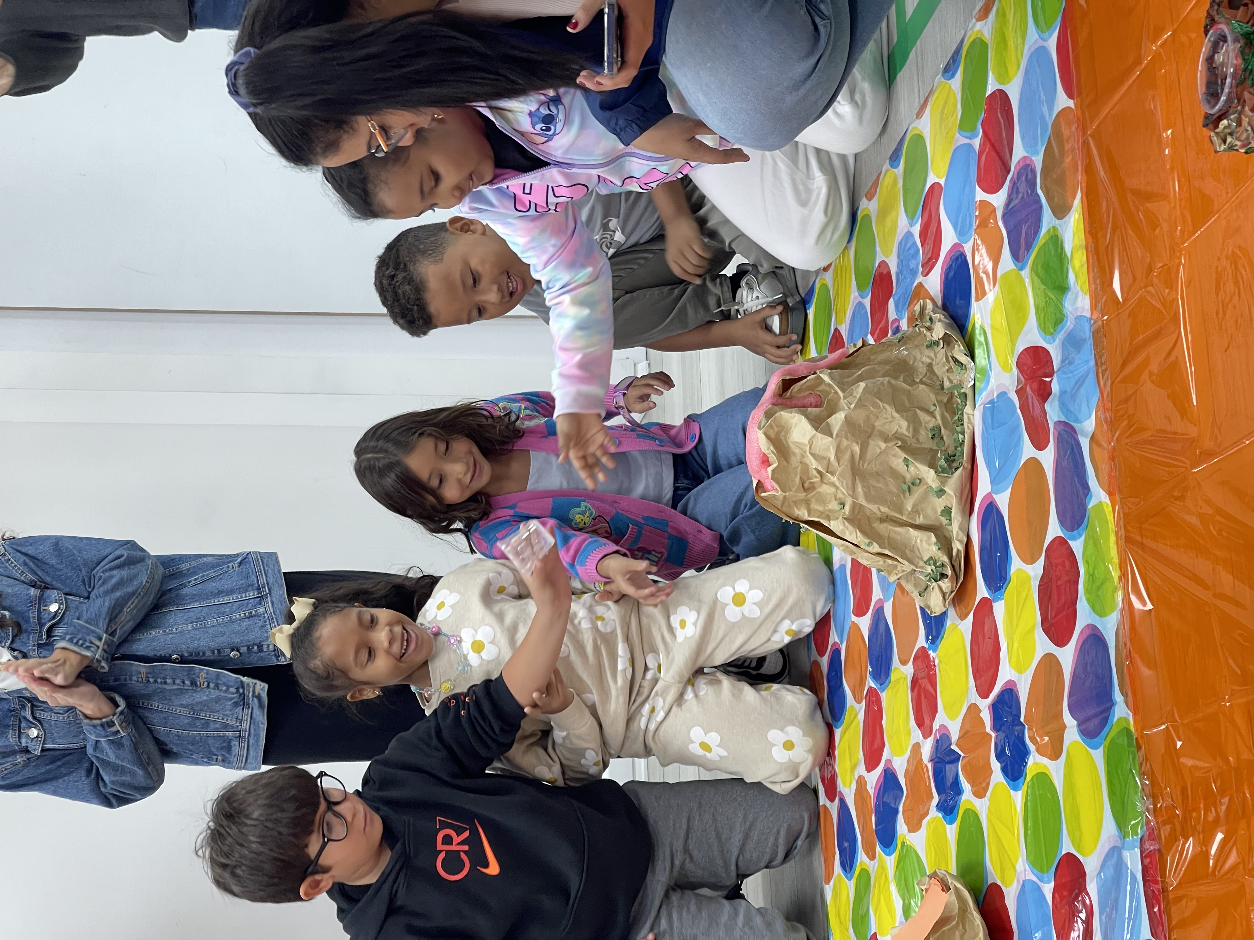 Niños en dinámica grupal